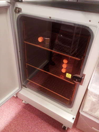 Copper growth chamber of a CO2 incubator with samples. 