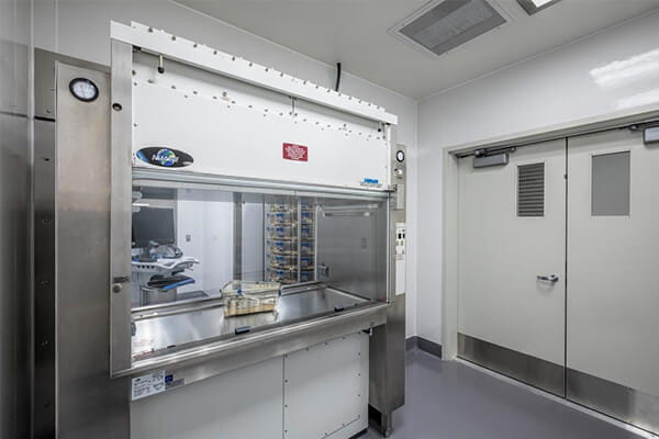 Dual access biosafety cabinet installed in a vivarium